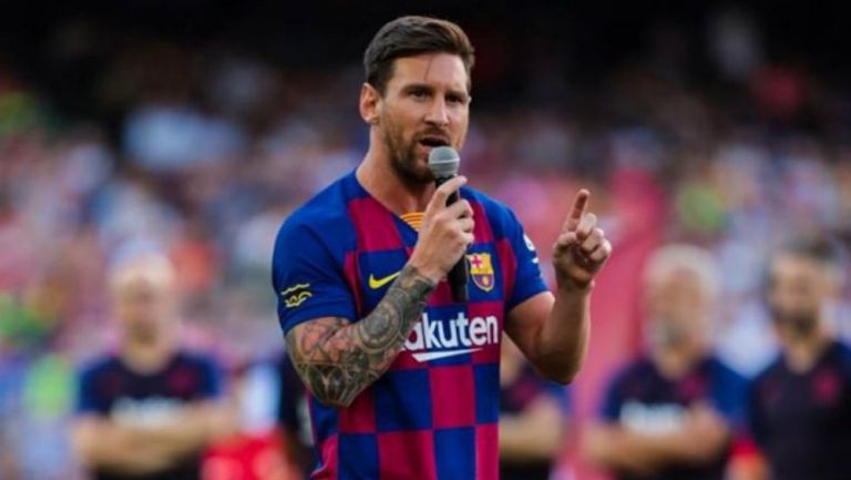 Messi habla ante la afición culé en el Camp Nou