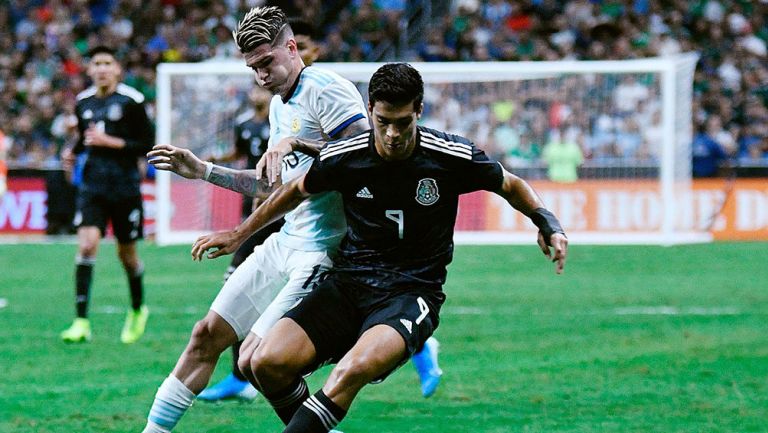 Raúl Jiménez aguanta la marca en juego contra Argentina 