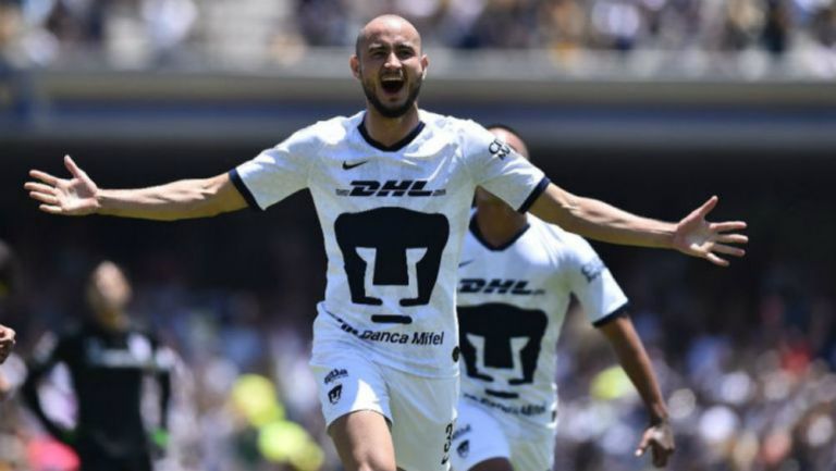 Carlos González festeja un gol con Pumas