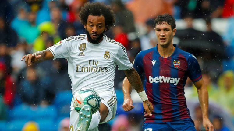 Marcelo controla el balón en el encuentro contra Levante