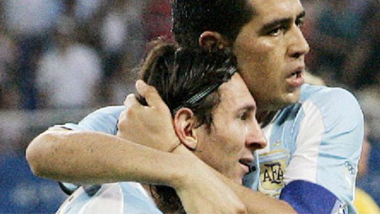 Messi y Riquelme durante un juego con la Albiceleste