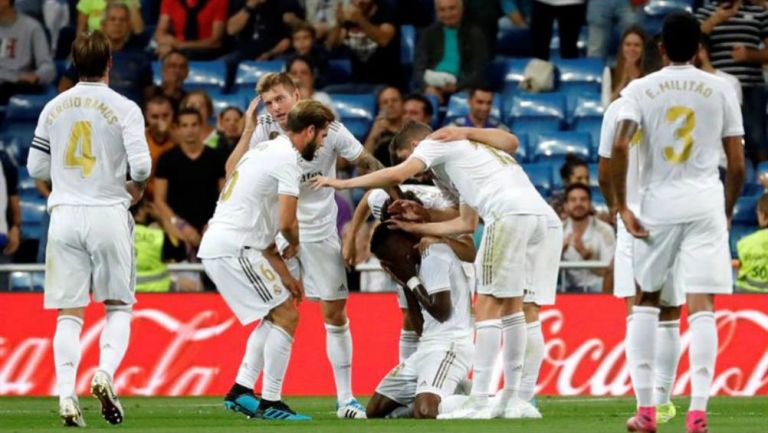 Jugadores del Real Madrid festeja gol de Vinicius