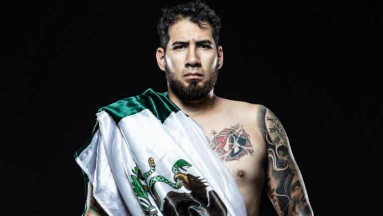 Alejandro 'Goliath' Solórzano posa con la bandera de México