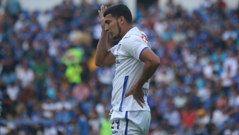 Juan Escobar se lamenta en un juego de Cruz Azul