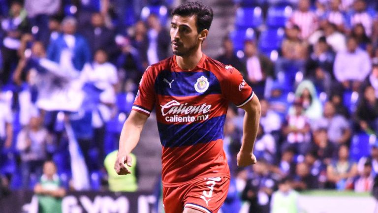 Oswaldo Alanís durante un duelo en el Apertura 2019