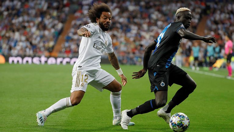 Marcelo intenta recuperar el balón en juego del Real Madrid