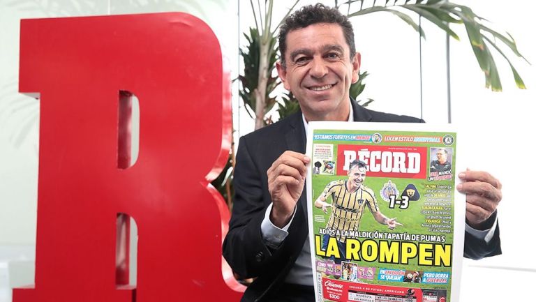 David Patiño posa con la portada de RÉCORD tras su victoria