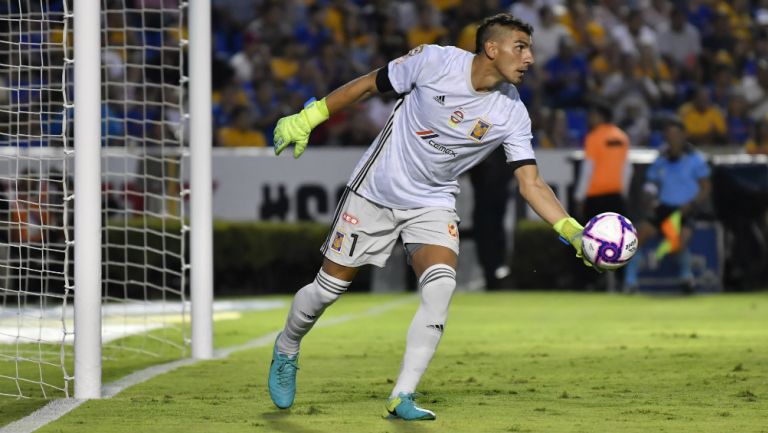 Nahuel Guzmán se prepara para despejar durante un partido con Tigres