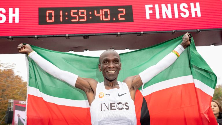 Eliud Kipchoge celebra su récord mundial de maratón 