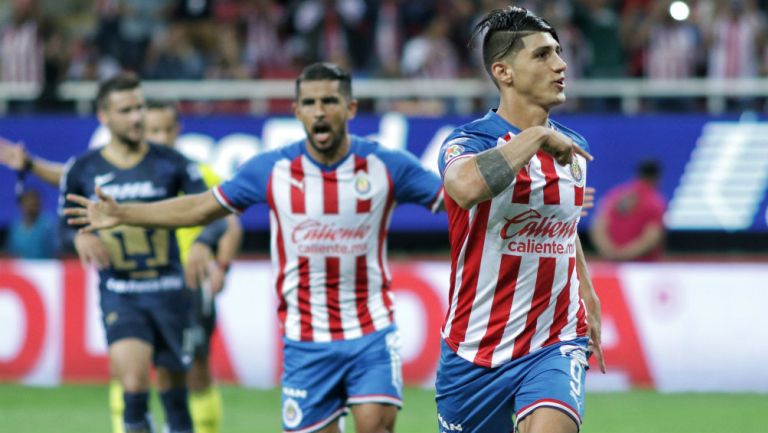 Alan Pulido celebra su gol en el último partido de Chivas