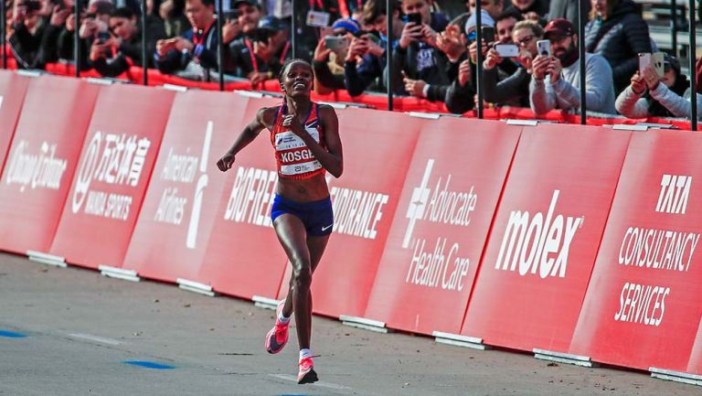 La keniana Brigid Kosgei corre durante el maratón de Chicago