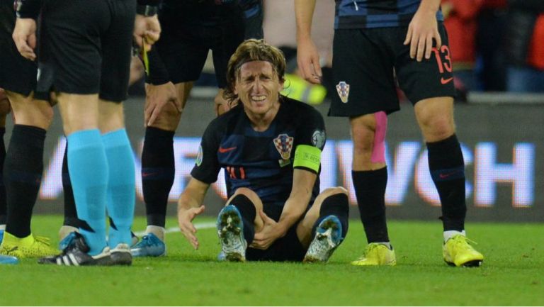 Luka Modric doliéndose de su lesión en Cardiff