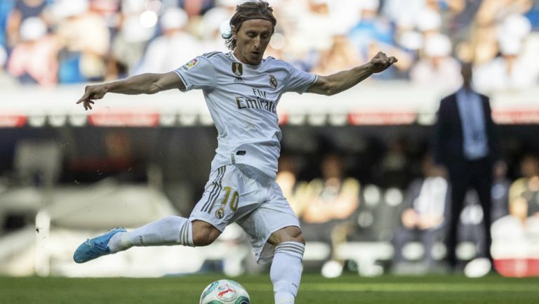 Luka Modric remata el balón durante un partido con el Real Madrid