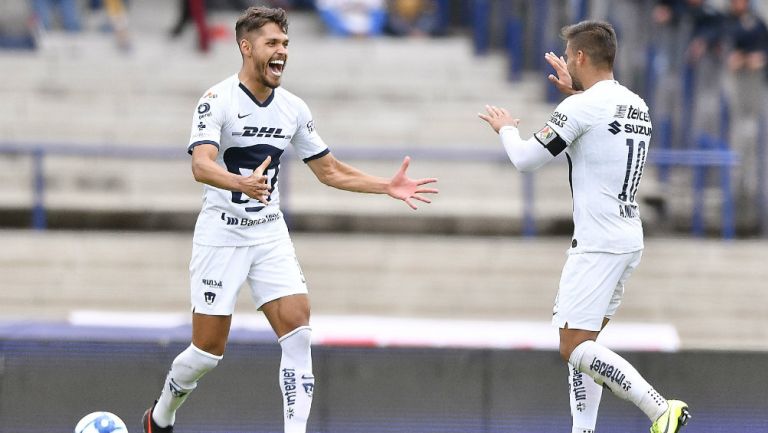 Nicolás Freire y Andres Iniestra, celebran un gol de los Pumas