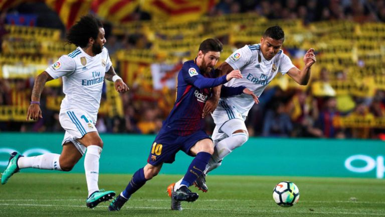 Messi y Casemiro pelean un balón en el Clásico 