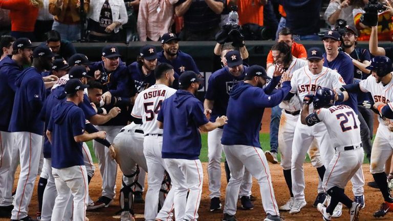 Los jugadores de los Astros  festejan la victoria sobre Yankees