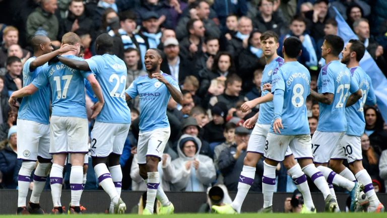 Jugadores del Manchester City celebran un gol ante los Villanos 