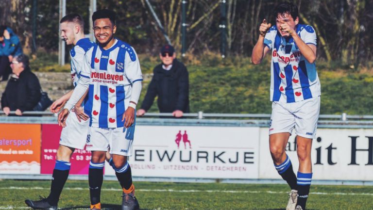 Teun Wilke festeja una anotación con el Heerenveen Sub 19