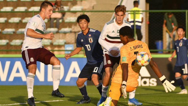Eugenio Pizzuto marca el primer gol de México ante Japón
