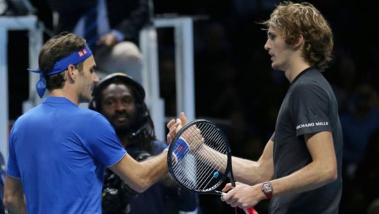 Federer y Zverev se saludan tras un juego