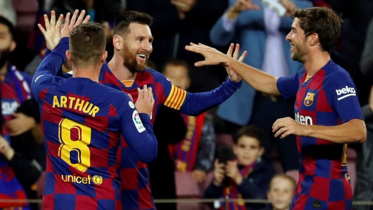 Jugadores del Barcelona felicitan a Messi tras uno de sus goles