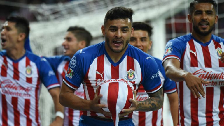 Alexis Vega y otros jugadores de Chivas festejan un gol