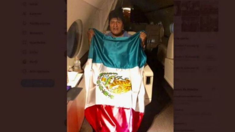 Evo Morales a bordo del avión de la Fuerza Aérea mexicana