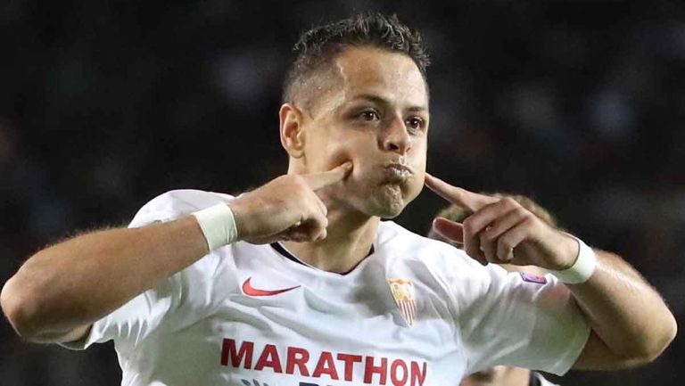 Chicharito Hernández festeja un gol con Sevilla