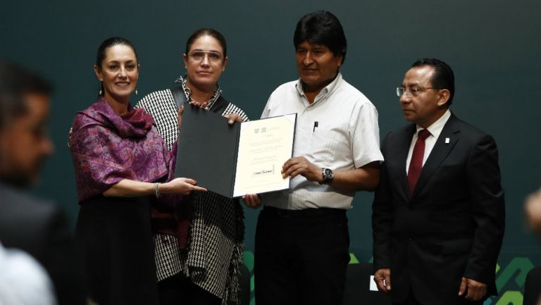Evo Morales recibe reconocimiento de manos de Claudia Sheinbaum