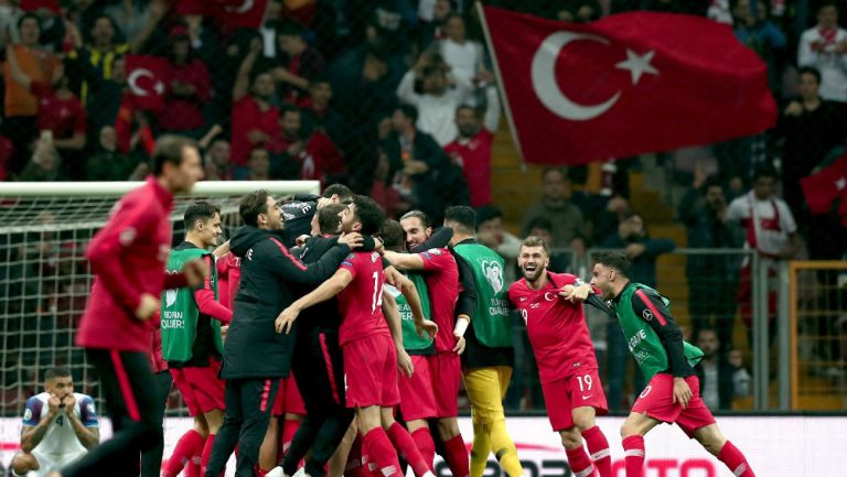 Jugadores turcos celebran el pase a la Euro 2020