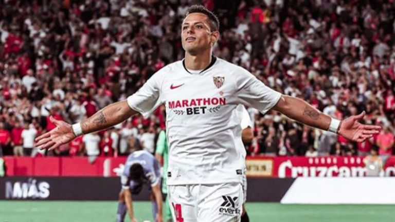 Chicharito Hernández festeja un gol con el Sevilla