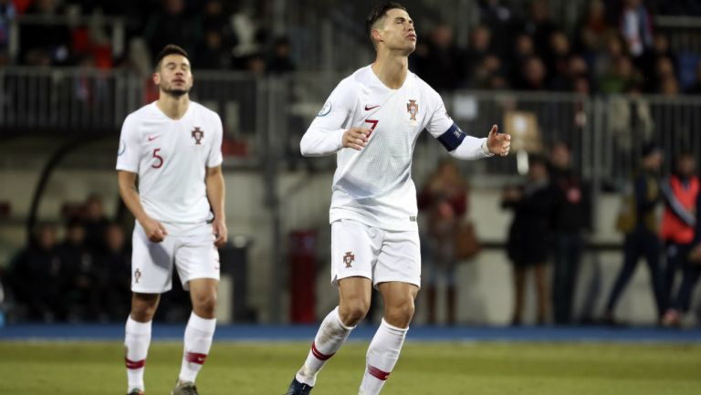 Cristiano Ronaldo lamentando un fallo ante Luxemburgo