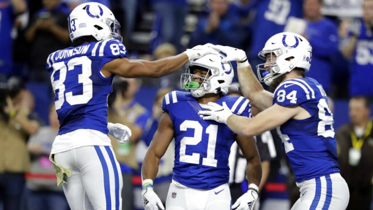 Jugadores de los Colts festejan anotación sobre Jaguars