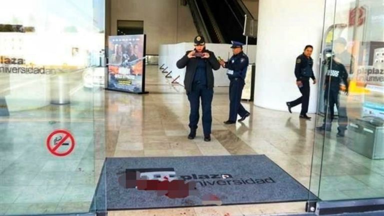 Policías después del atentado en Plaza Universidad
