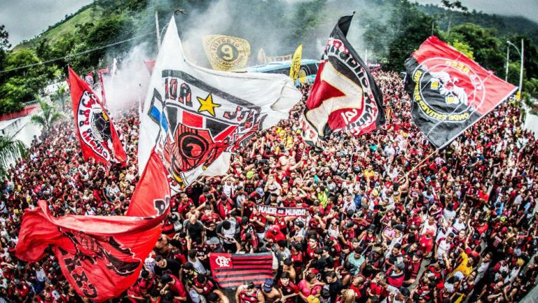 Los aficionados despiden al Flamengo en su viaje a Perú