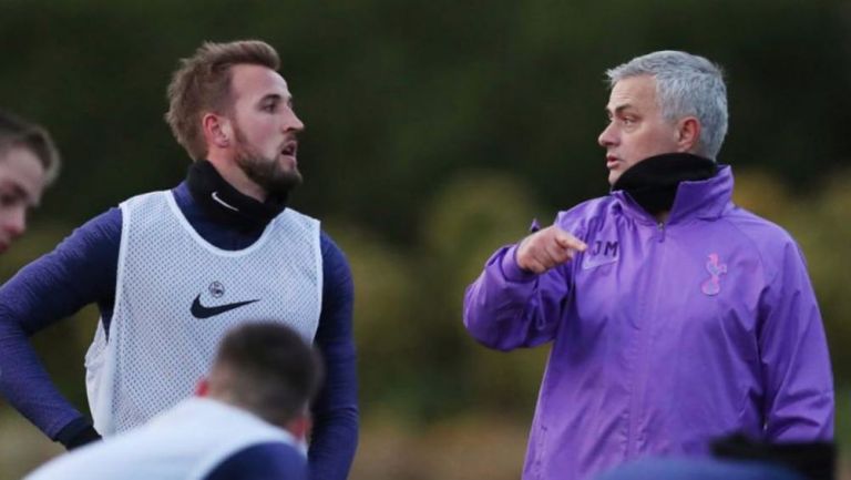 Mourinho charla con Harry Kane en un entrenamiento