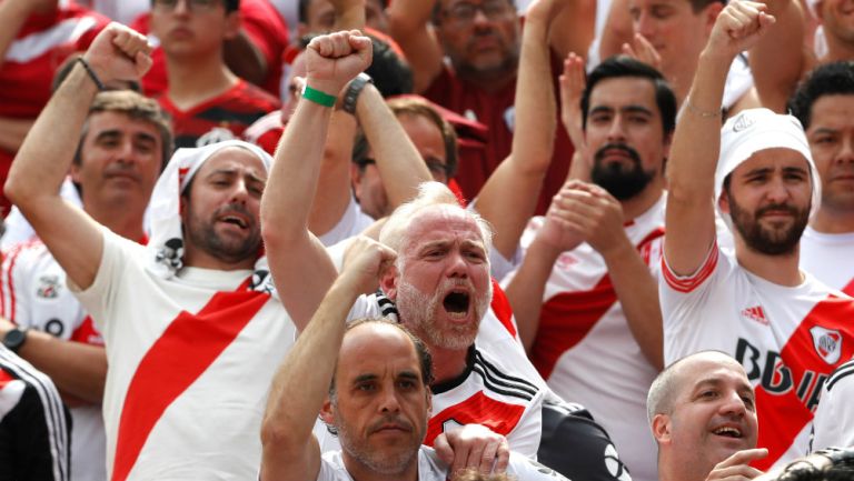 Afición de River Plate alienta a sus jugadores