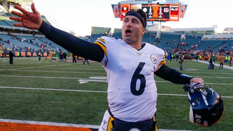 Devlin 'Duck' Hodges celebra la victoria de Steelers