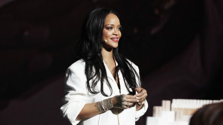 Rihanna en una plática de belleza