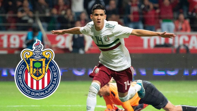 Uriel Antuna festeja un gol con la Selección Mexicana