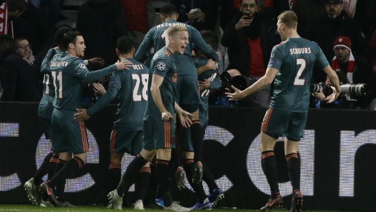 Jugadores del Ajax celebran el gol de Hakim Ziyech