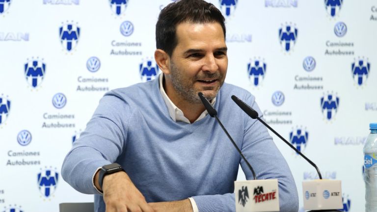 Duilio Davino en un conferencia de prensa en el Estadio BBVA