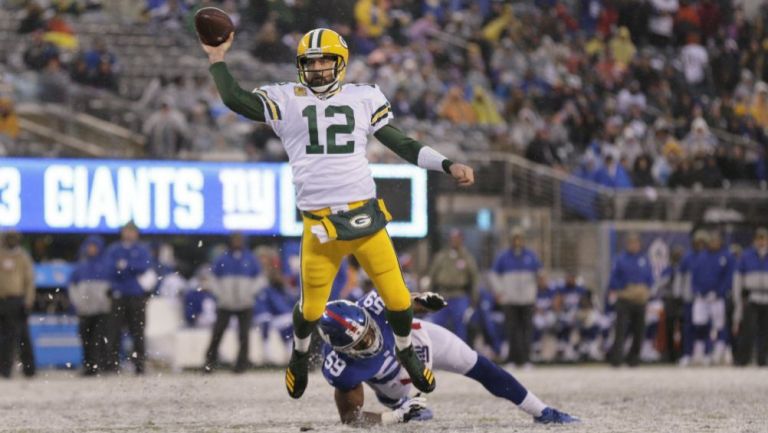 Aaron Rodgers lanza pase