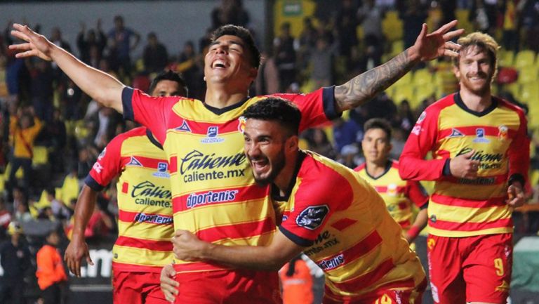 Luis Ángel Mendoza y Lucas Villafañez en festejo de un gol