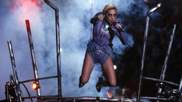 Lady Gaga durante su presentación en el Super Bowl L
