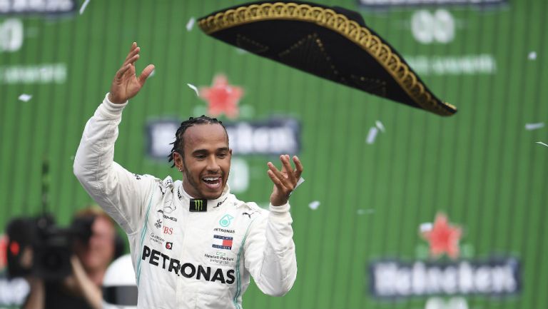 Lewis Hamilton arroja un sombrero al final del GP México