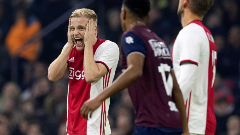 Van de Beek lamentando una falla con Ajax