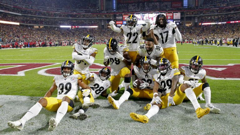 Jugadores de Steelers celebrando la victoria ante Cardinals
