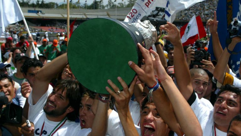 Pumas levantando el primer trofeo de lo que sería el Bicampeonato 