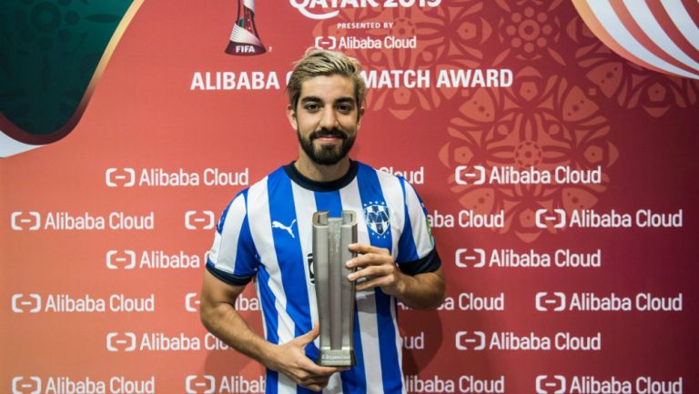 Rodolfo Pizarro con el trofeo de Mejor Jugador del Partido
